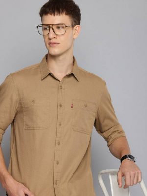 Levis Men Regular Fit Solid Spread Collar Casual Shirt