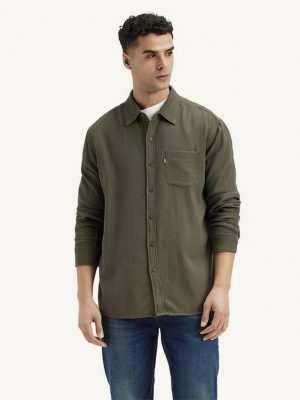 Levis Men Slim Fit Solid Spread Collar Casual Shirt